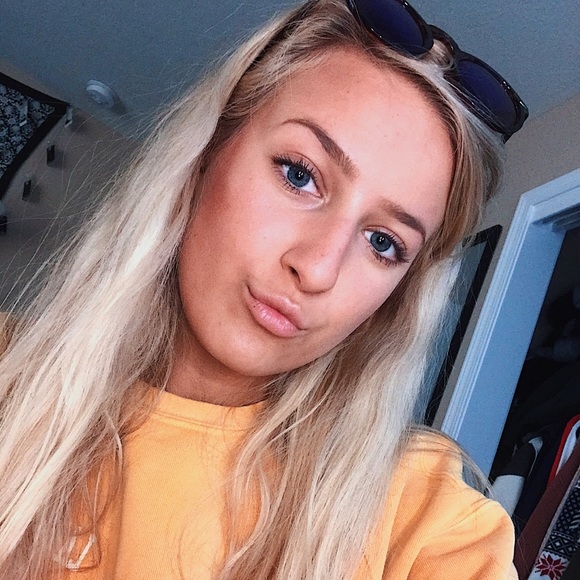 Poshmark profile picture for @gabw00